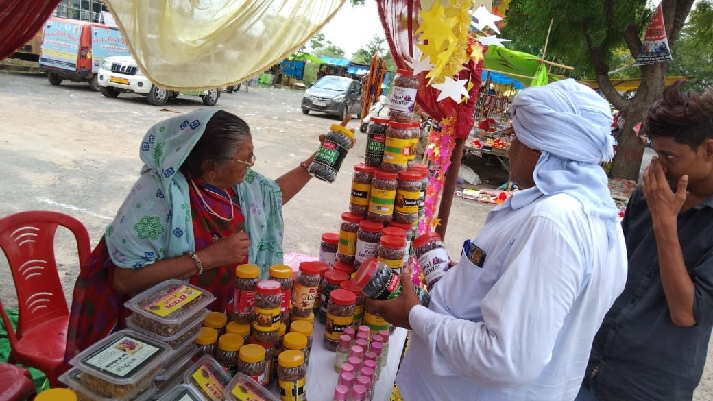 Auraiya: Old people put up a stall in the fair, sold the material made of the group