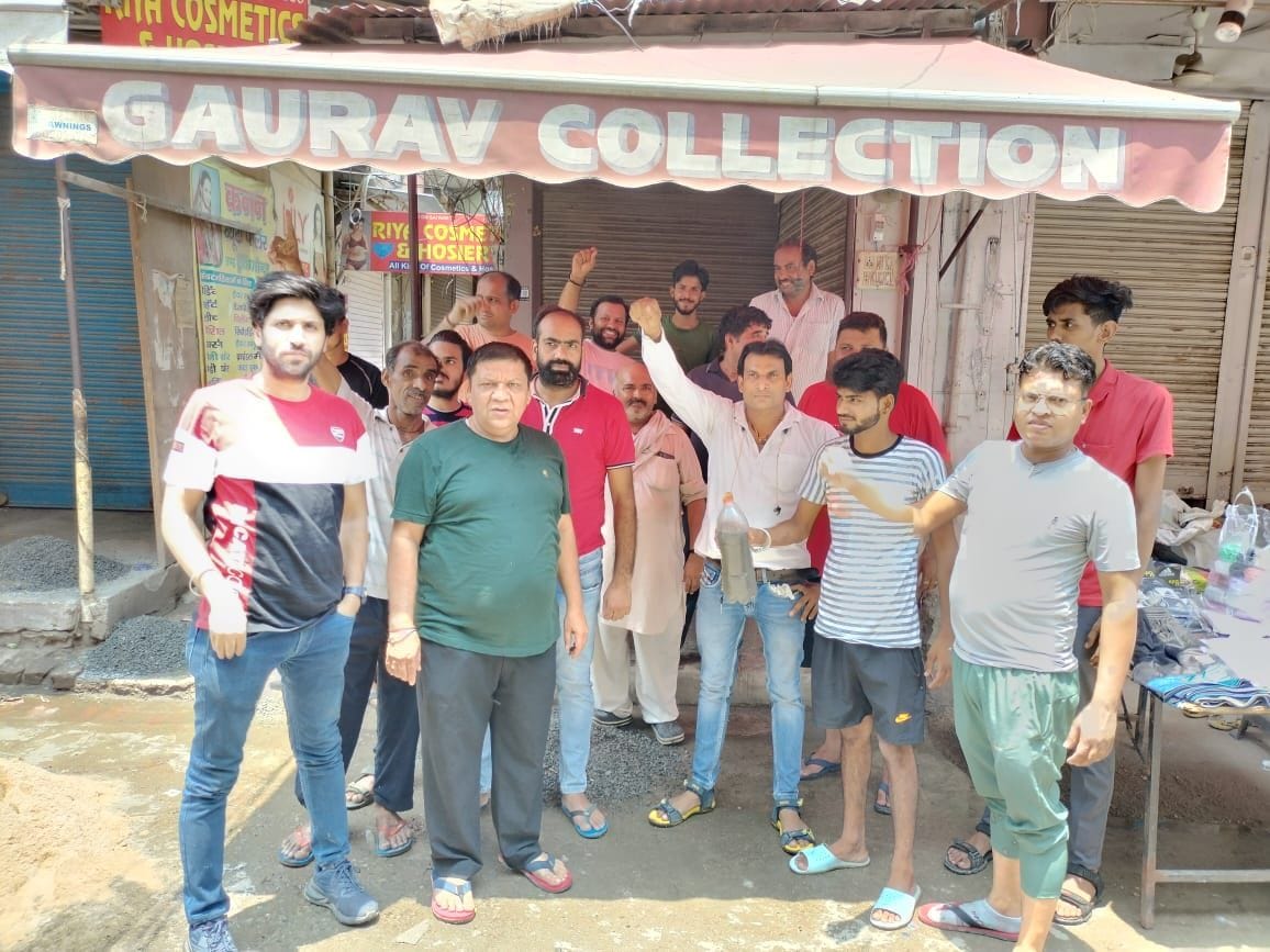 Shopkeepers demonstrated when there was contaminated water supply in the raw quarter market