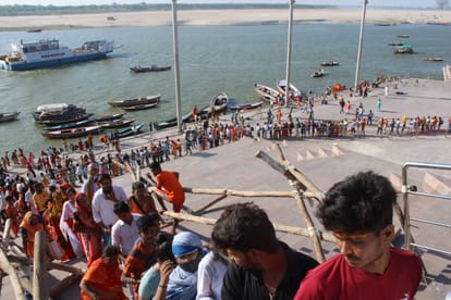 Sawan 2022 first Monday varanasi kashi vishwanath dham devotees reaching Baba Darbar from Ganga dwar for first time