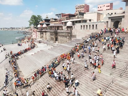 Sawan 2022 first Monday varanasi kashi vishwanath dham devotees reaching Baba Darbar from Ganga dwar for first time