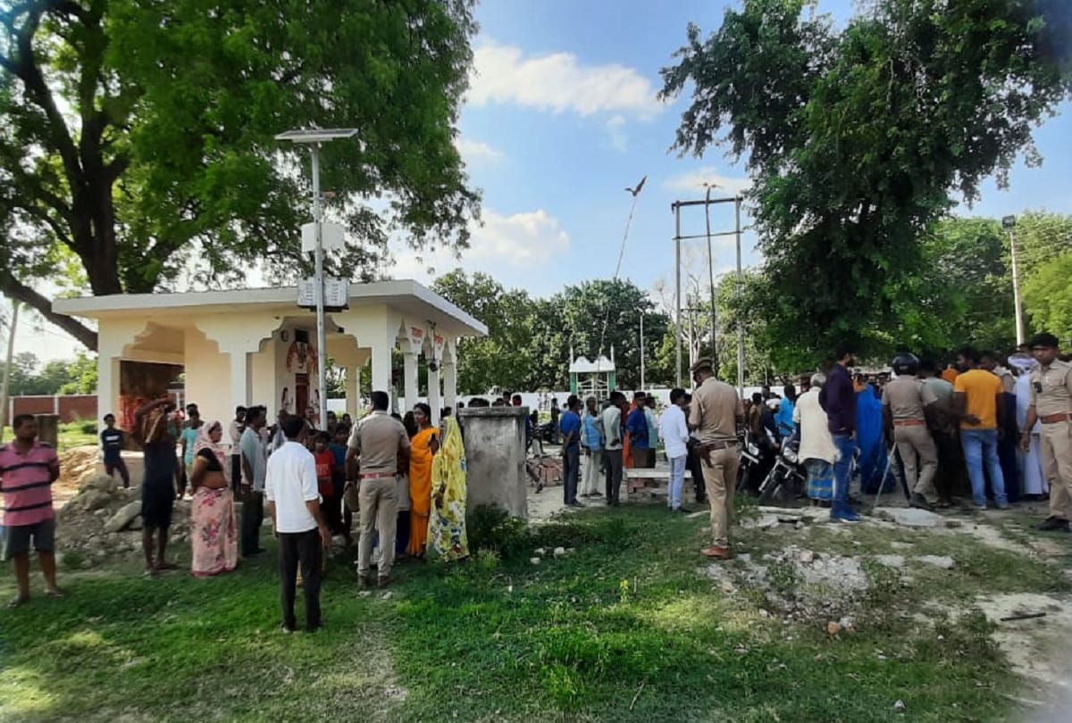 lineman died due to electrocution who climbed on pole family members protest at electricity office