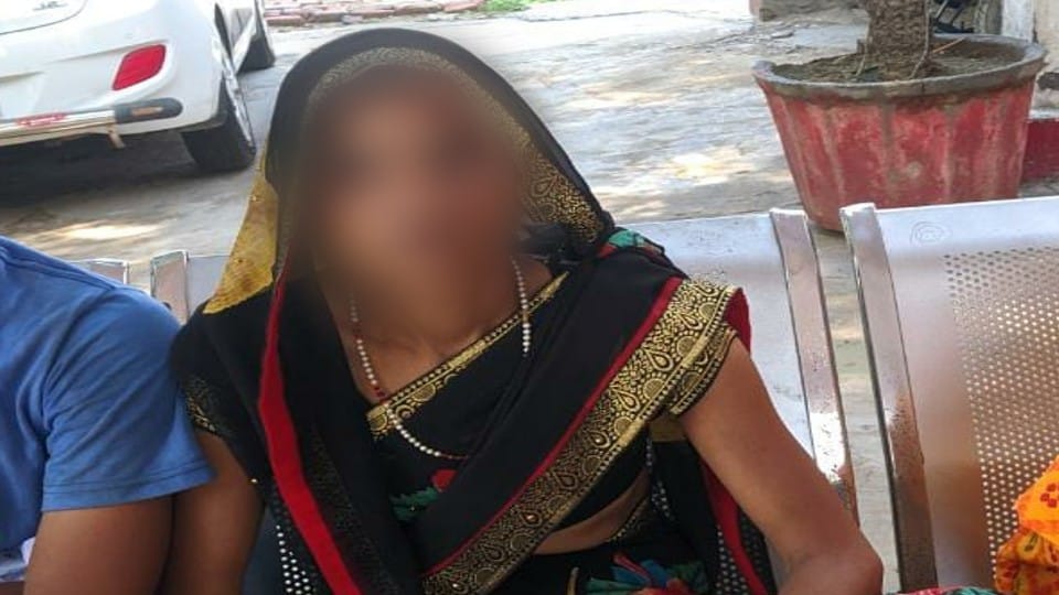 Woman caught constable husband with girlfriend in Mathura