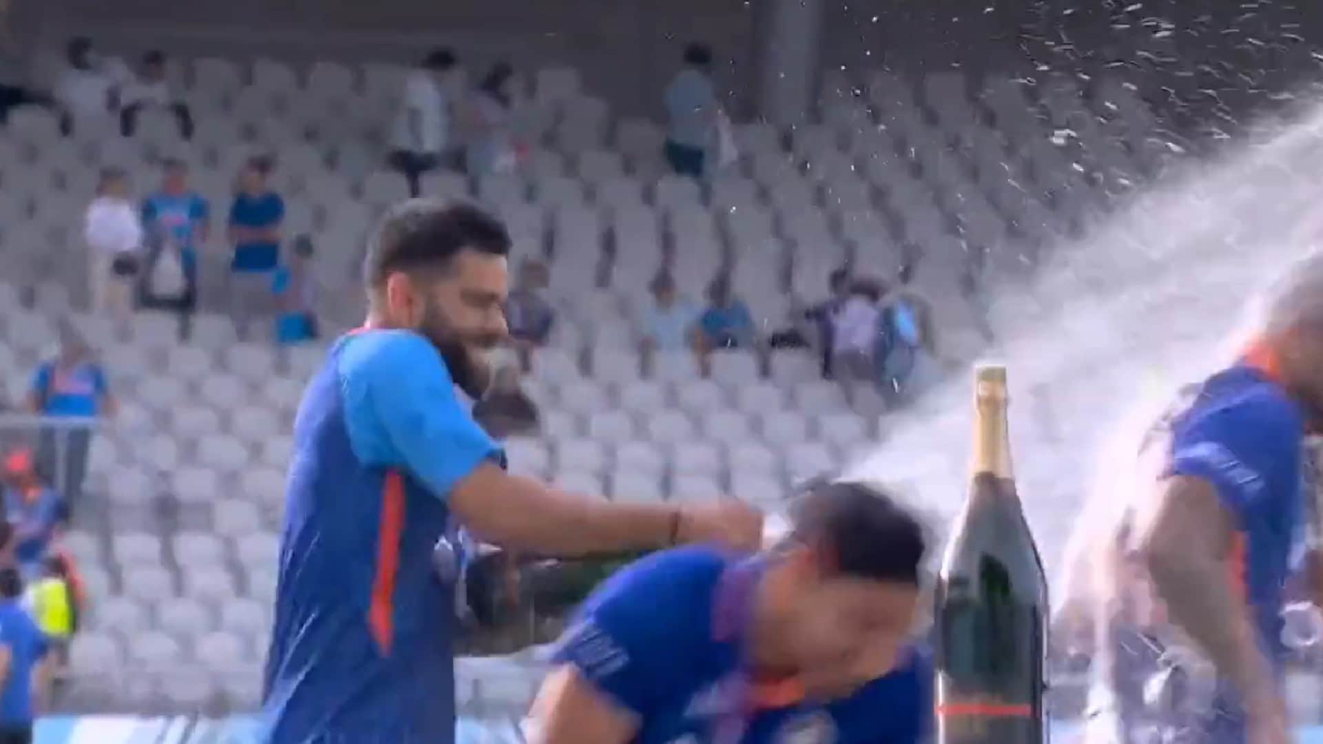 IND vs ENG Photos: पंत के बाद कोहली ने भी शास्त्री को ऑफर की शैंपेन, सिराज ने दो बार बटलर के सिर में मारी गेंद