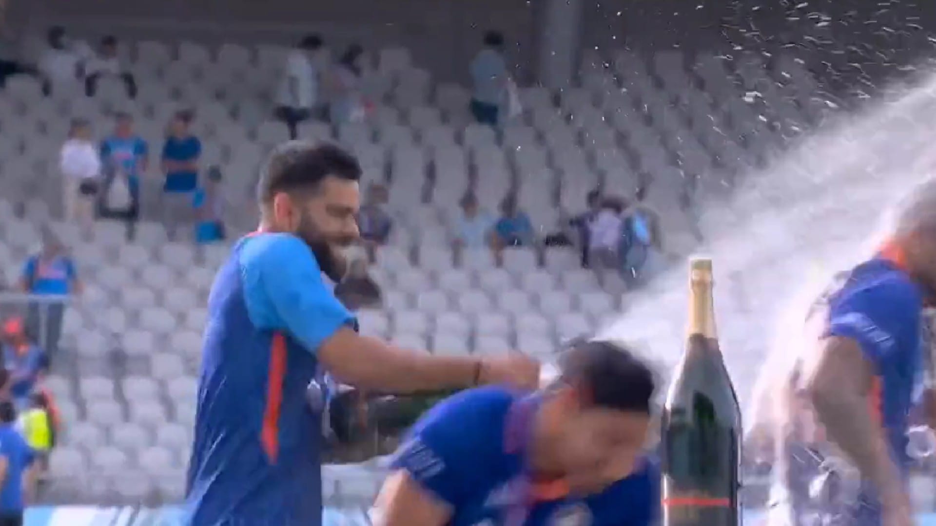 IND vs ENG Photos: पंत के बाद कोहली ने भी शास्त्री को ऑफर की शैंपेन, सिराज ने दो बार बटलर के सिर में मारी गेंद