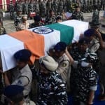 सीआरपीएफ आरटीसी हुमहामा में शहीद एएसआई विनोद कुमार को श्रद्धांजलि देते अधिकारी।