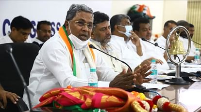 Karnataka: ज्यादा समय नहीं लेंगे..., नए मुख्यमंत्री के चुनाव पर रणदीप सुरजेवाला का बड़ा बयान karnataka cm randeep surjewala said mallikarjun kharge will not take long in decision dk shivakumar