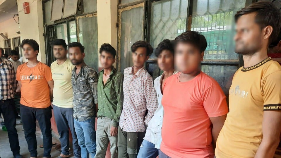 Police arrested six thieves and three Sarafs in Agra