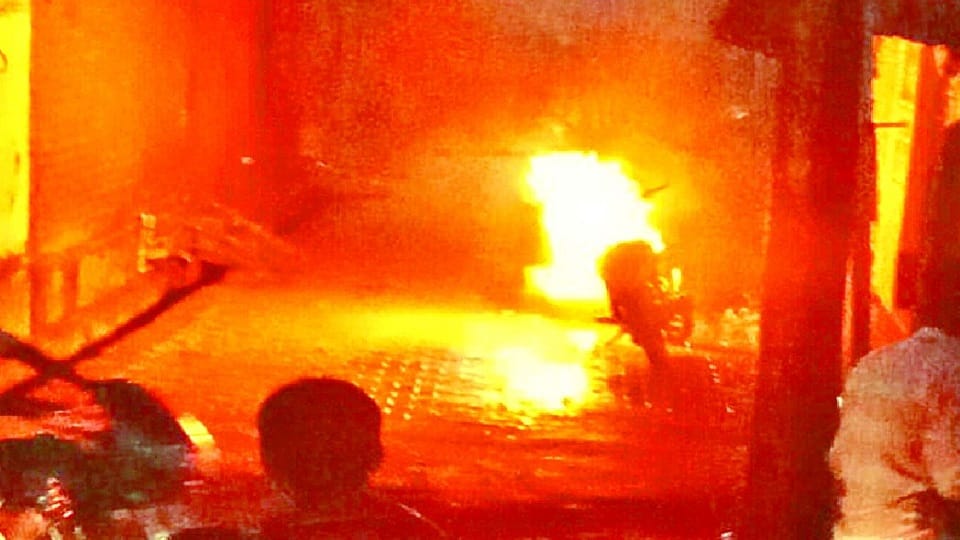 son in law shows high voltage drama and burnt bike in Firozabad after dispute with his wife