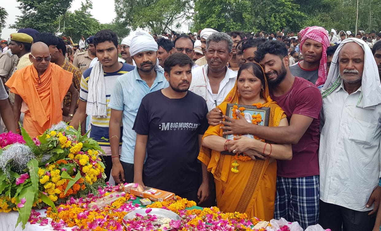 Son gave funeral to martyred father with tears in his eyes