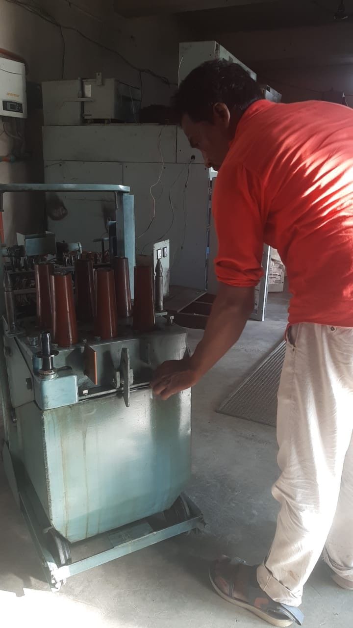 Chitrakoot: Devotees longing for water on the first Monday of Sawan, power supply stopped for more than six hours, water supply also disrupted, electrical equipment is getting damaged day by day, people are upset
