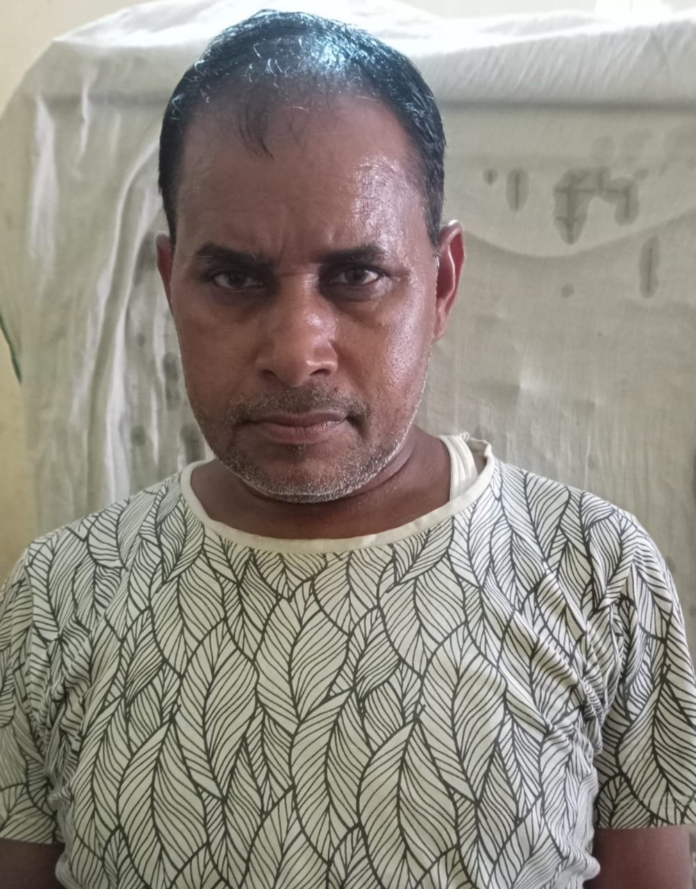 Chitrakoot: The policeman and the constable were accused of indecency, the shopkeeper complained to the police station, the ongoing dispute about building the boundary wall
