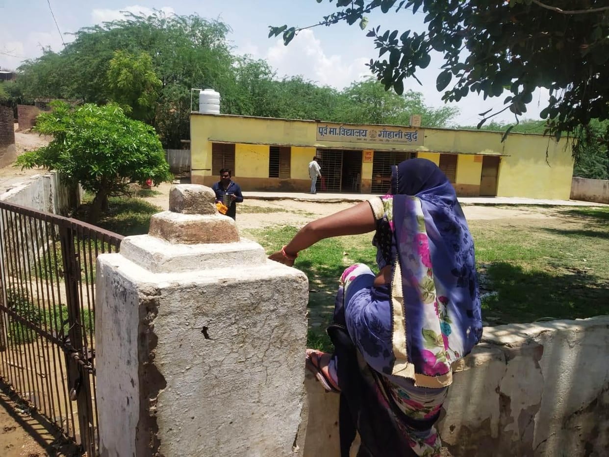Auraiya: School's gate jammed, teachers reached school by climbing the wall