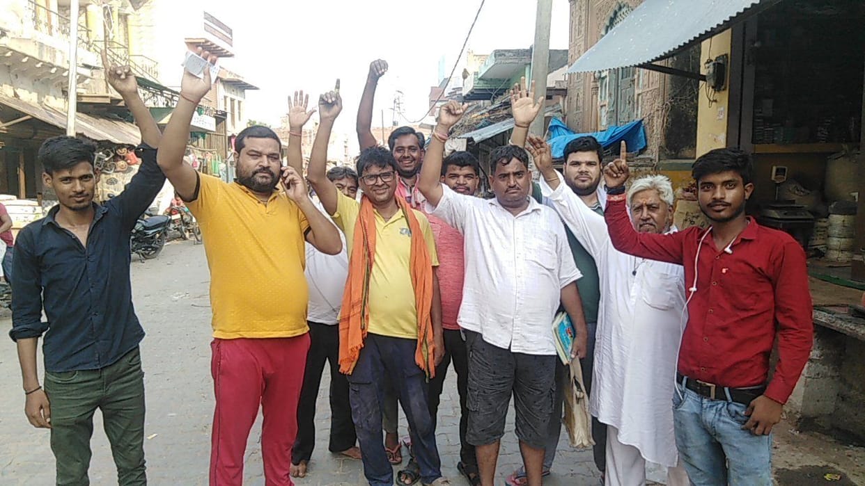 Hathras: Angry consumers protested at the sub-station due to power cut