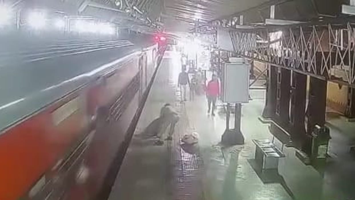 RPF jawan saved life of a passenger who fell from Kamakhya Express at Gandhi Nagar railway station