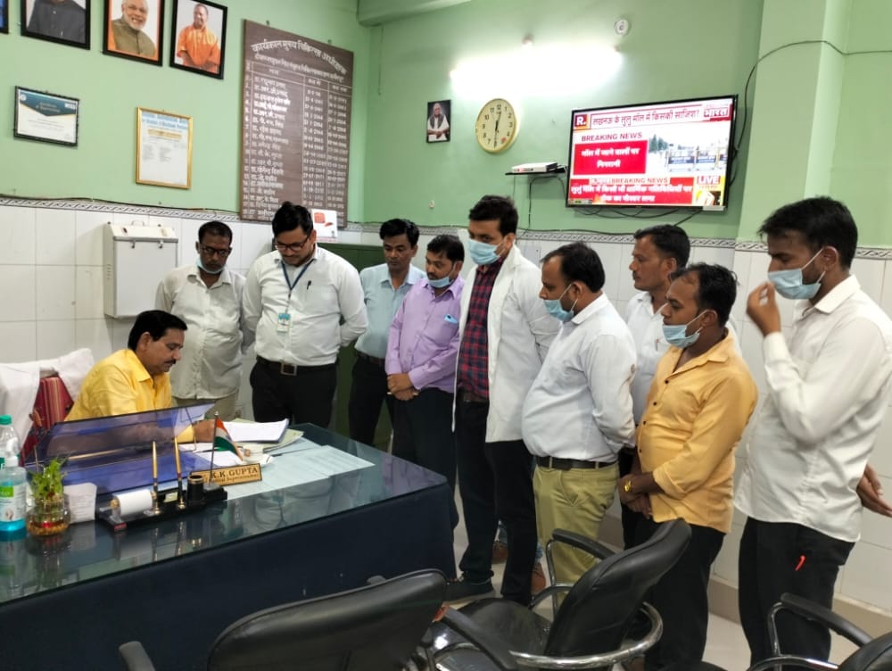 outsourcing employees submitted memorandum to CMO in Hamirpur, demanding salary on 10th of the month