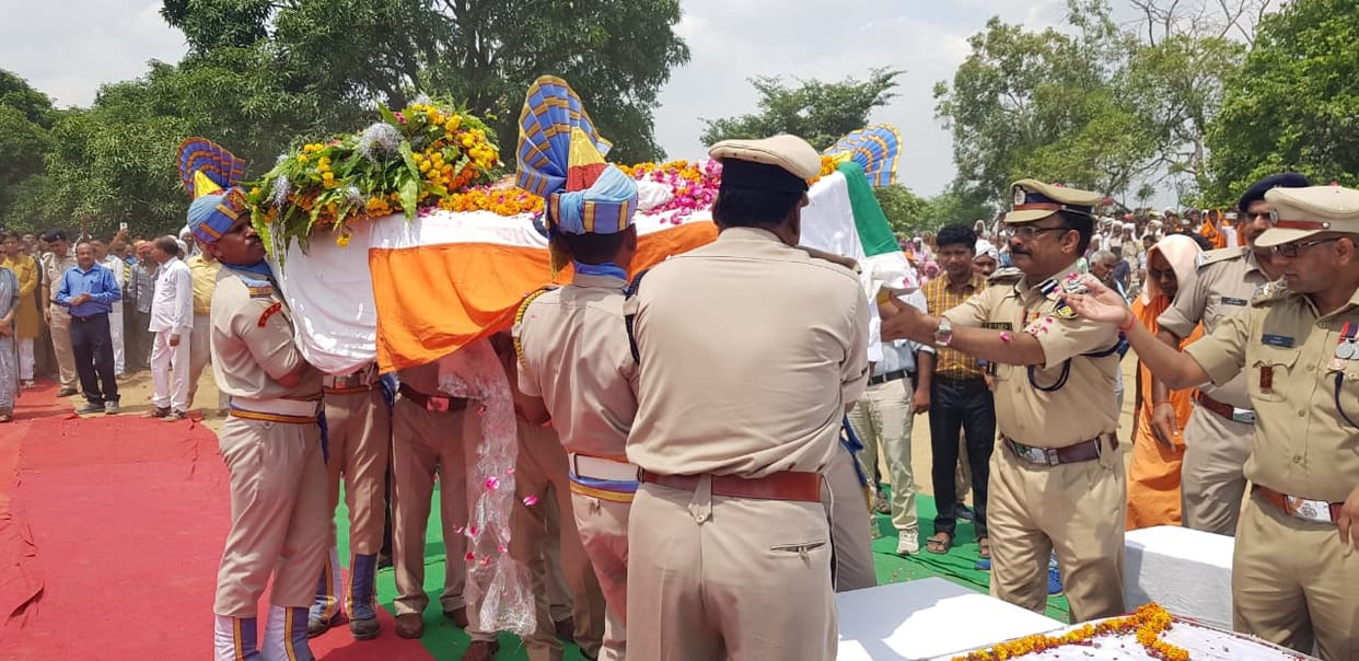 In Farrukhabad, with moist eyes, the son gave fire to the martyred father, the slogans of Vinod Pal Amar Rahe kept resonating