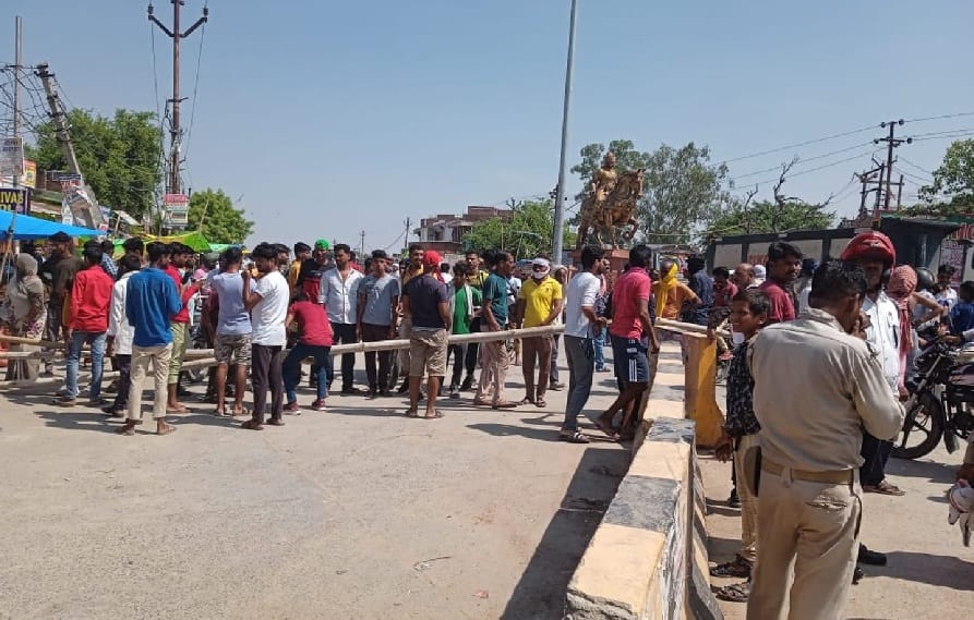 Angry people jammed due to faults and cuts in Orai, traffic affected for an hour, police explained and opened