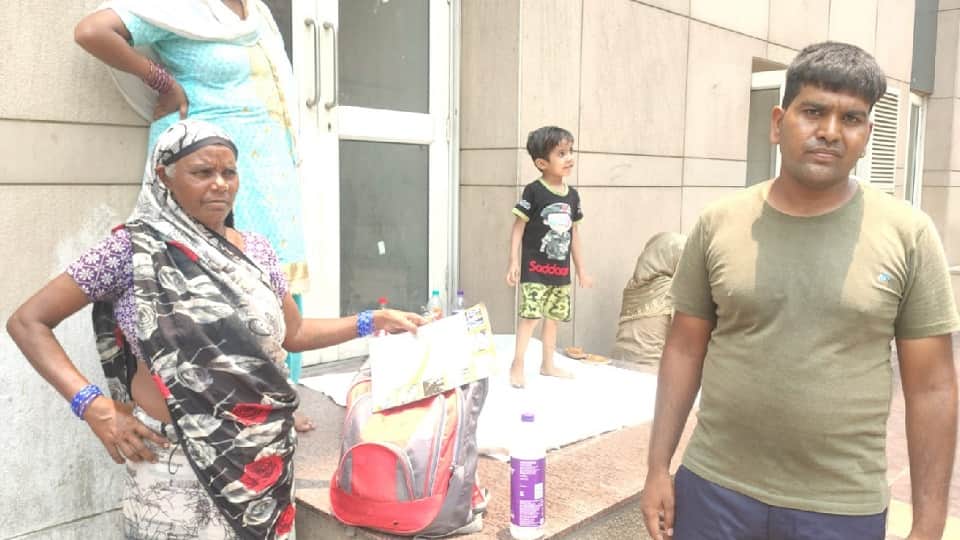 in safdarganj hospital woman gave birth to a child near the dustbin