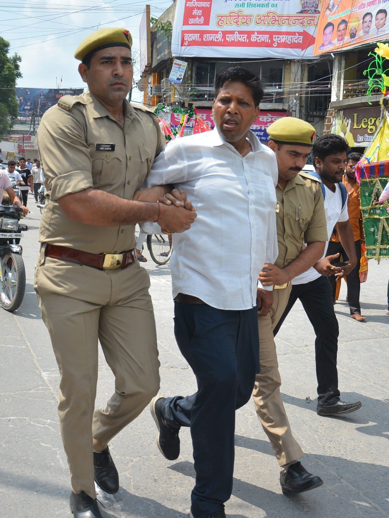 Uproar at Shiv Chowk against the removal of LED