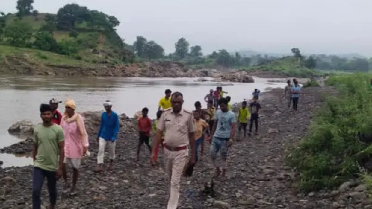 Airao river of Rajasthan 2 of the 4 drowned came out by swimming due to the sudden increase flow of water