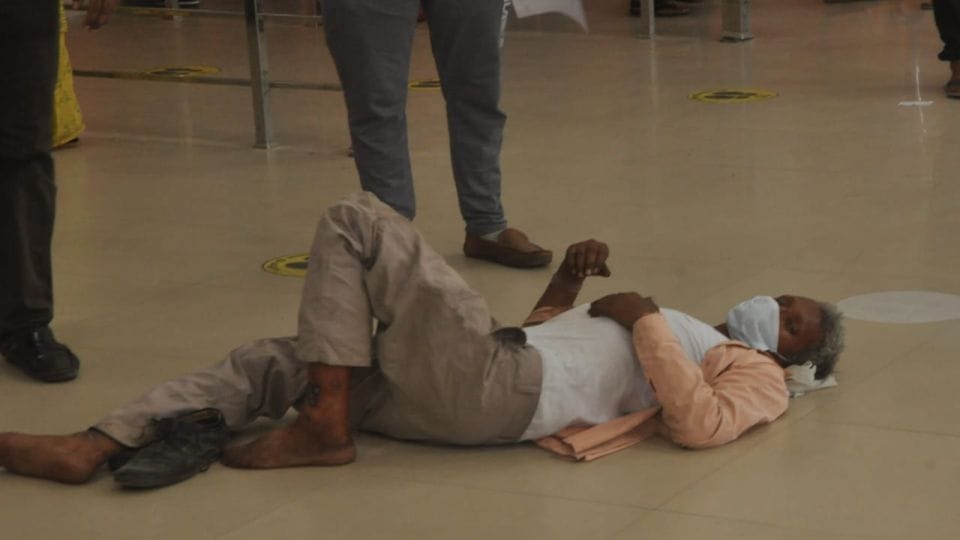 patients suffering due to two counters of medicine remained closed in SN Medical College agra