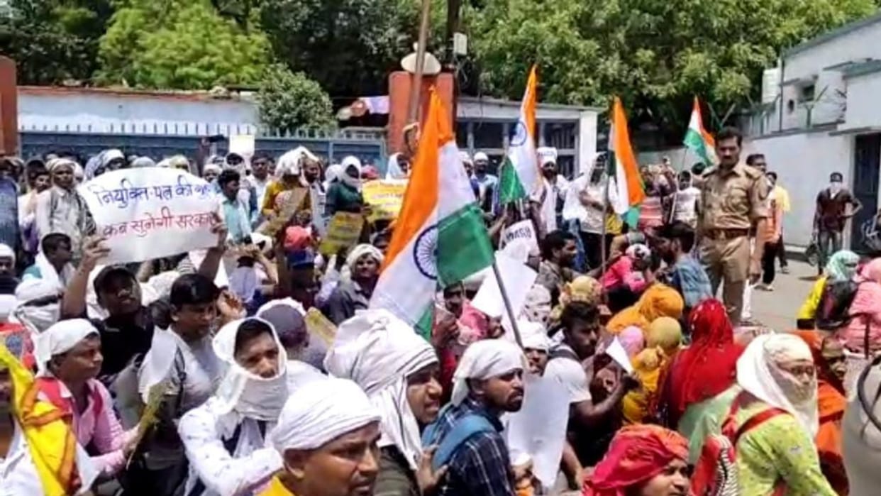 Applicants protest near Basic Shiksha Mantri awas in Lucknow to complete 12460 teachers recruitment.