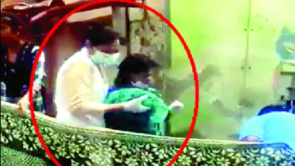 in safdarganj hospital woman gave birth to a child near the dustbin