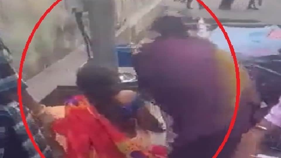 in safdarganj hospital woman gave birth to a child near the dustbin