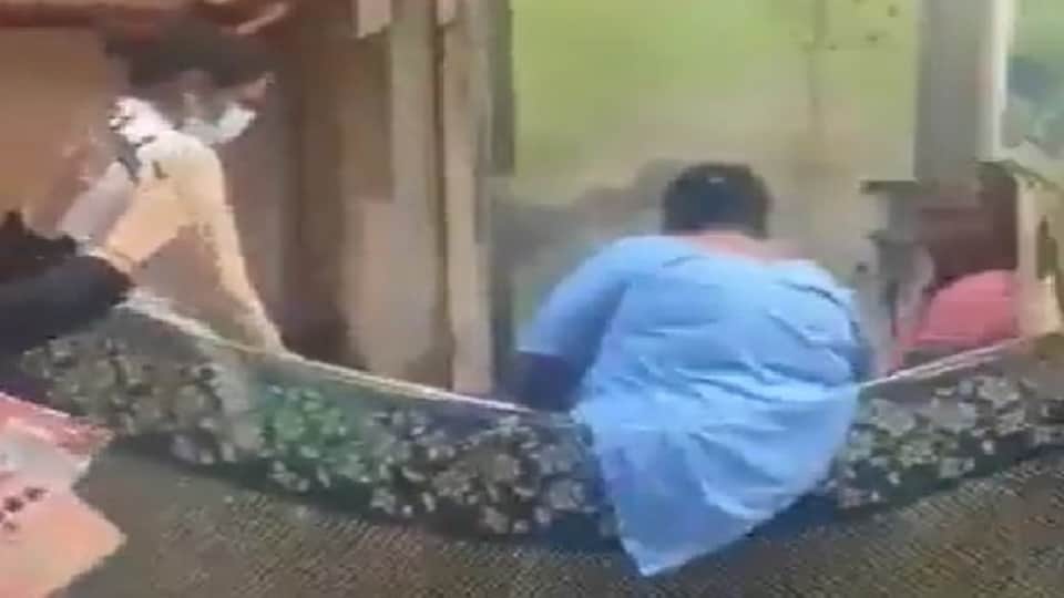 in safdarganj hospital woman gave birth to a child near the dustbin