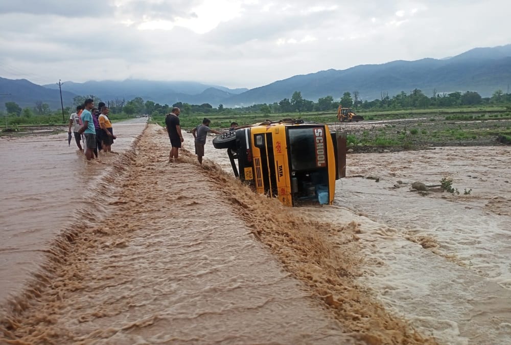 Uttarakhand Weather: School bus swept away in  Kirora drain in champawat