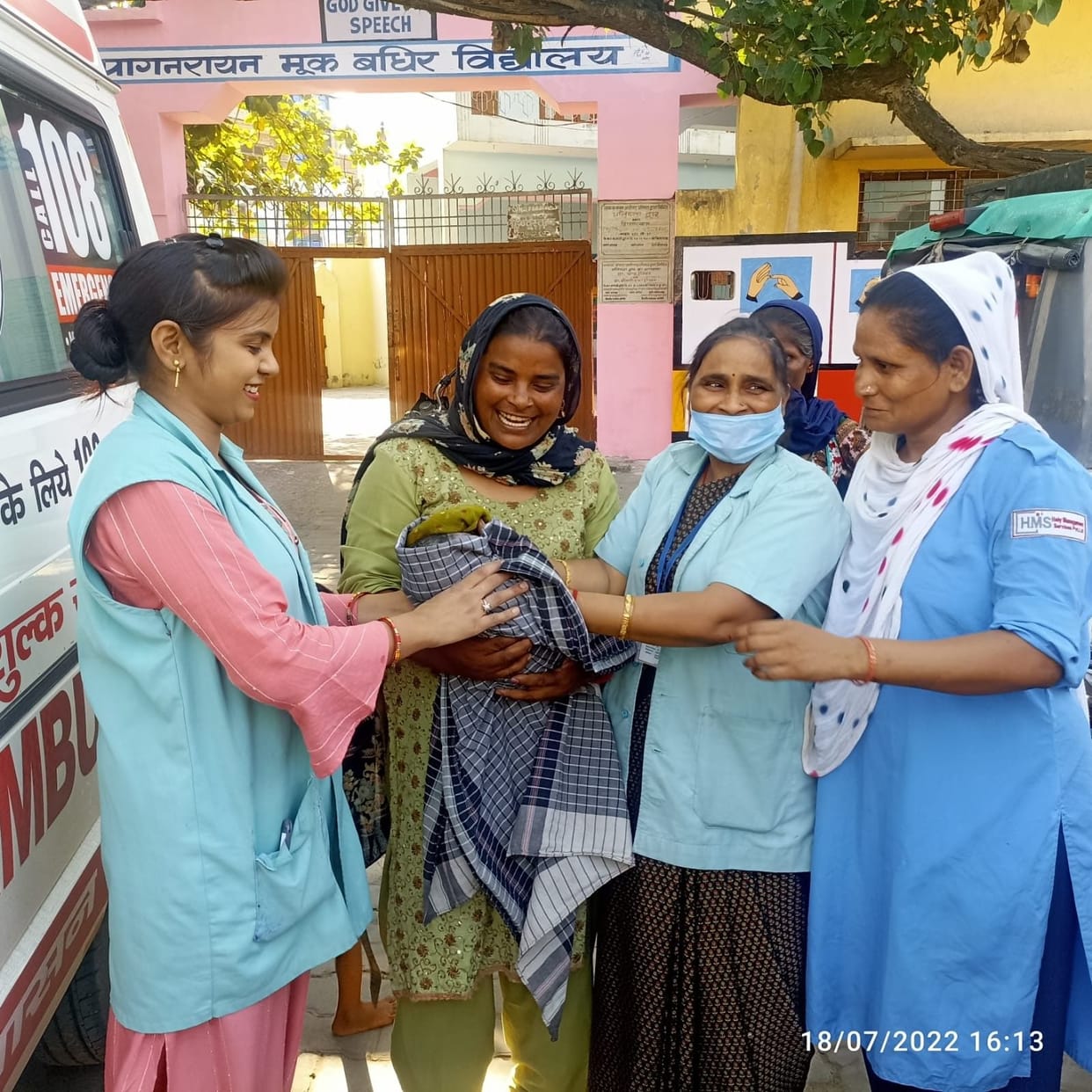 Woman gave birth to a child at roadside