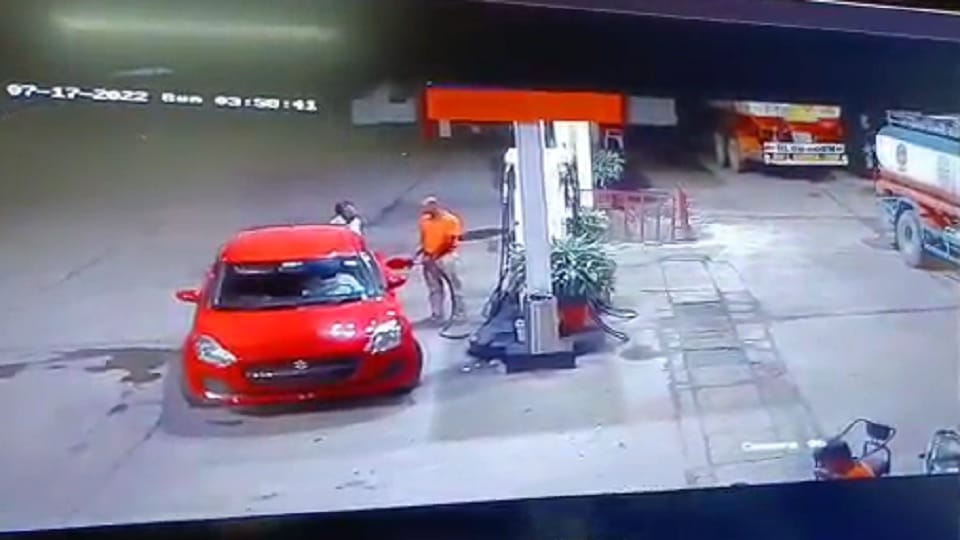 Four youths absconding after filling cars tank from petrol pump in lucknow