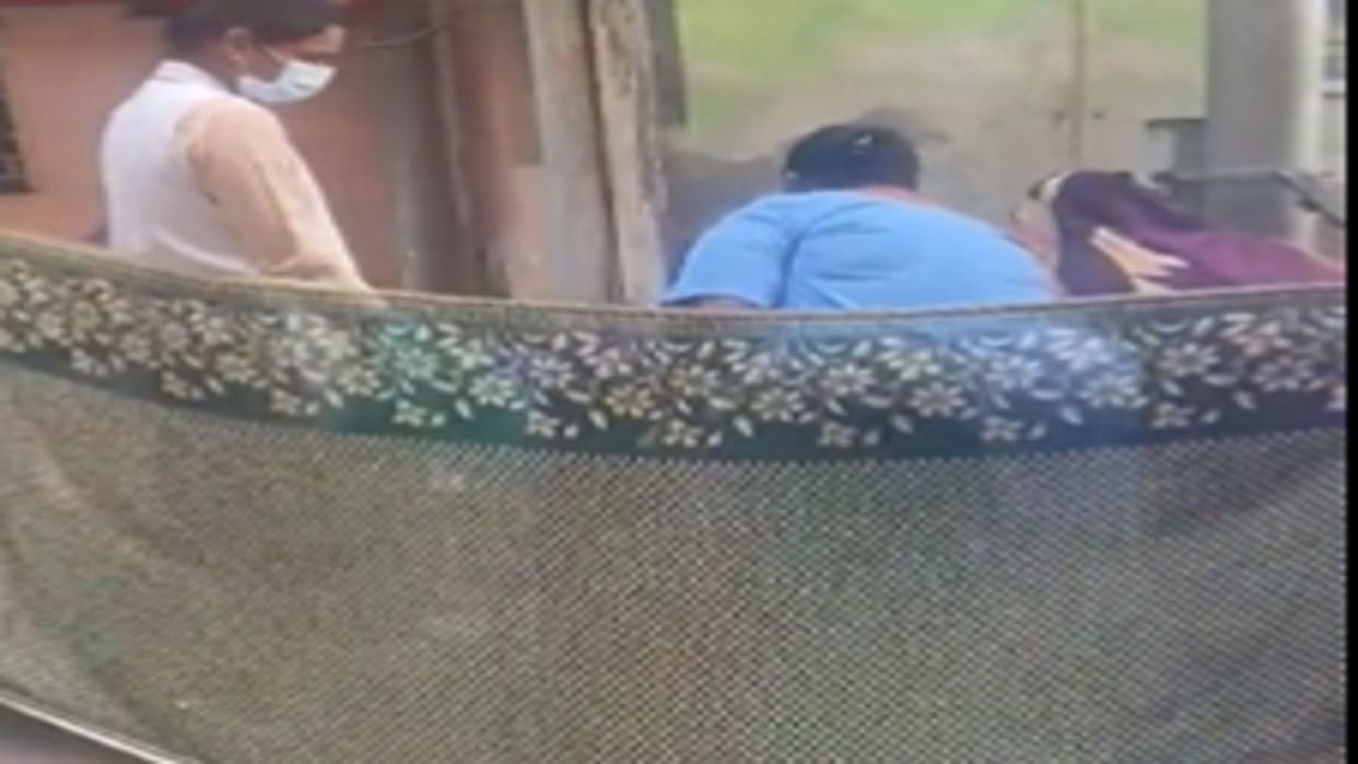 Woman delivers a child on road of Safdarjung hospital campus