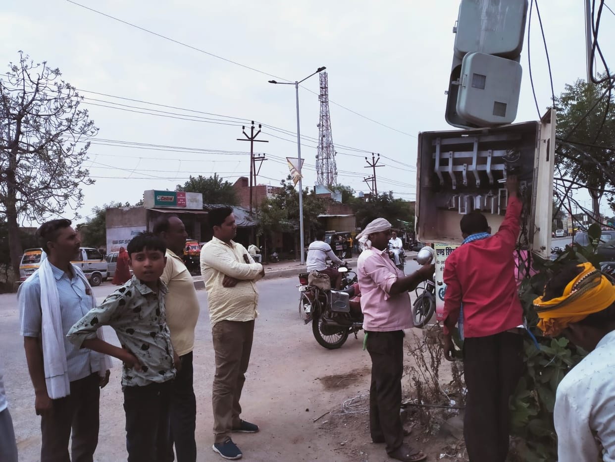 Auraiya: There has been an outcry due to unannounced power cuts for four days.