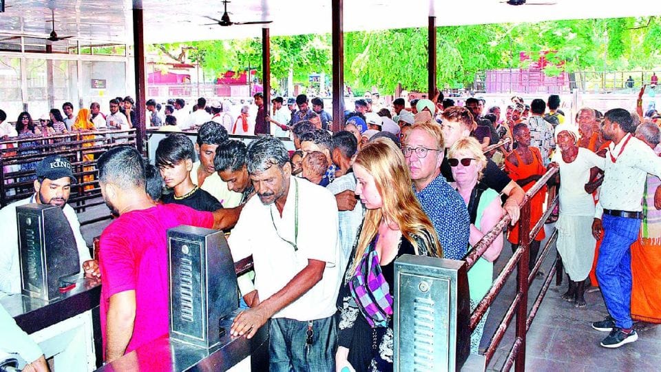 taj mahal tickets booking only online due to server down