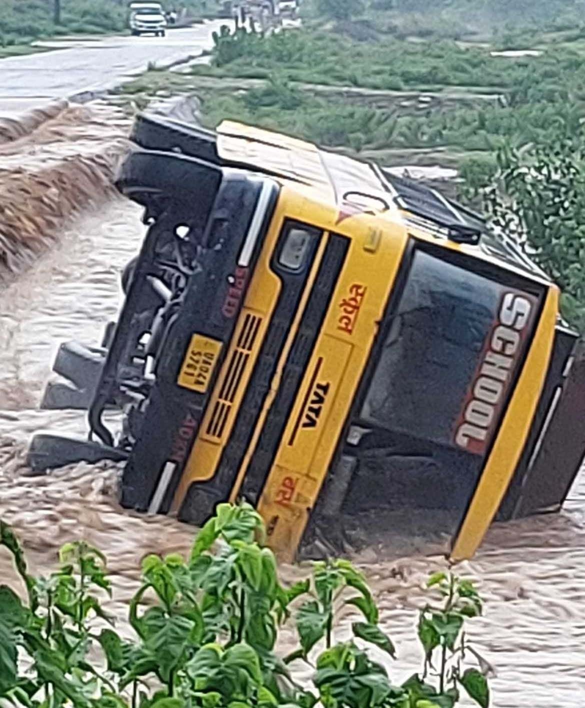 School bus washed away in the drain, the driver saved from breaking the glass - helper's life