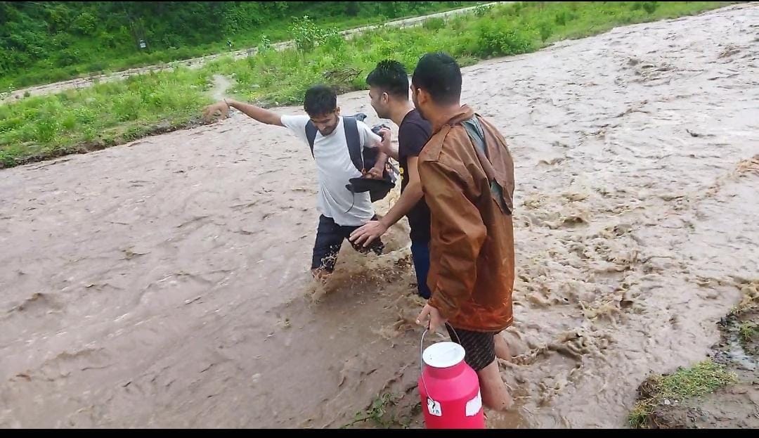 The path of the delivery victim stopped by the dry river