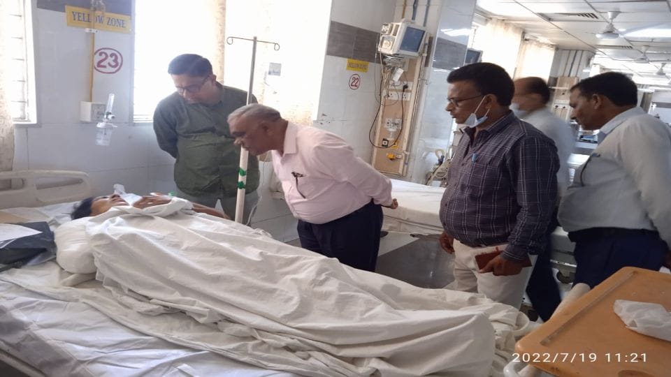 youth killed and 13 passengers injured after roadways bus collided with Agra-Lucknow Expressway in mainpuri