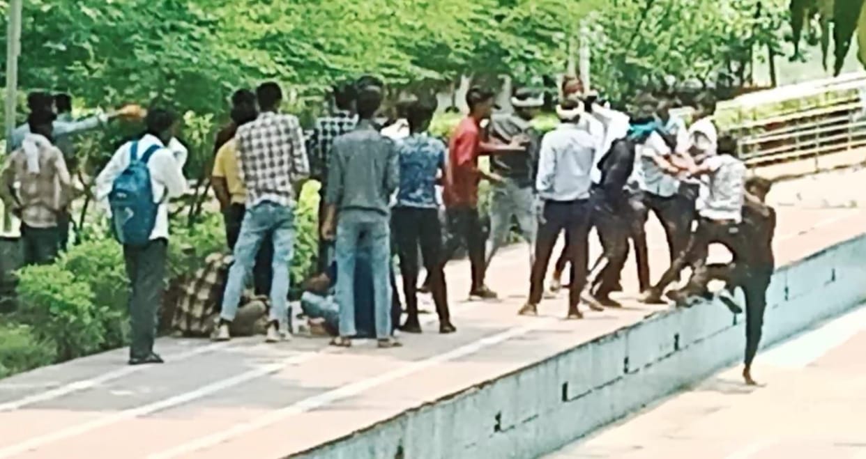 Sticks and sticks in two groups, video viral