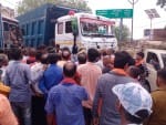 कमसेरा चौराहे पर जाम लगाए लोग।