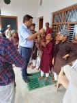मुहम्मदाबाद गोहना कस्बा के एक मदरसे में कृमि दिवस पर दवा खिलाते सामुदायिक स्वास्थ्य केंद्र के अ?