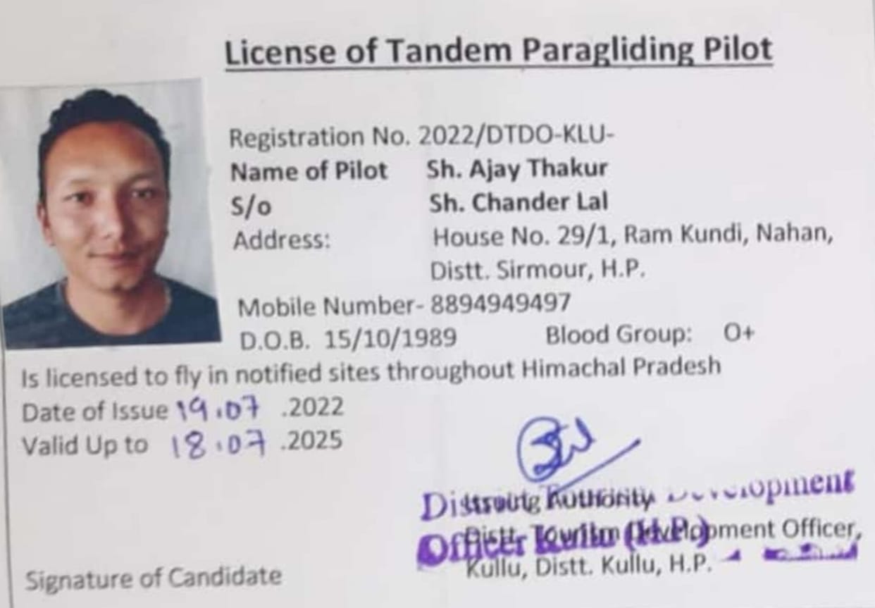 piolot ajay thakur get tendom licence  of paragliding in dadhahu sirmaur