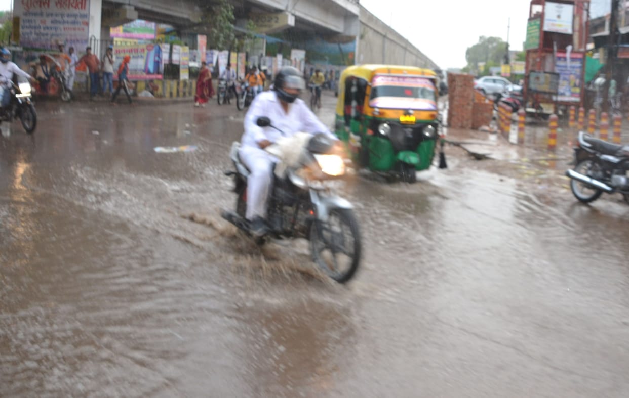 kanpur dehat: heat from the sun during the day, relief from rain in the evening, increased trouble due to waterlogging