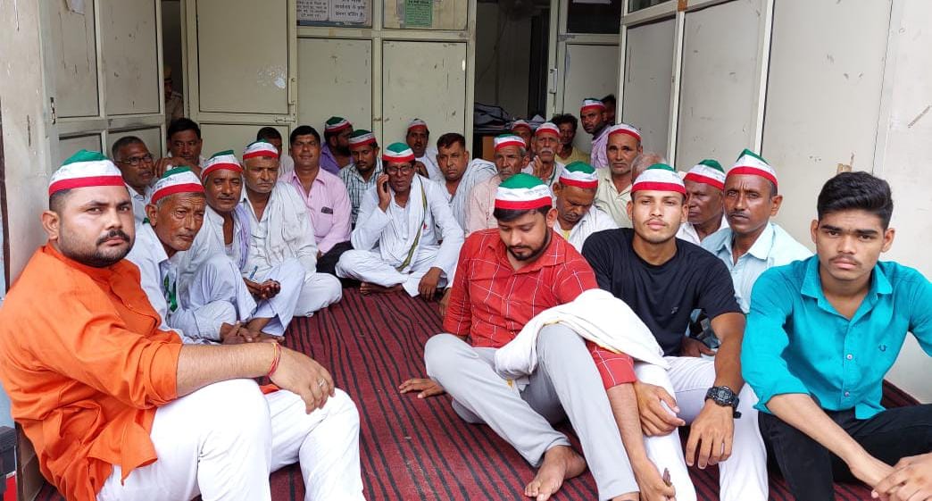 Farmers sitting on dharna overnight to rectify disturbances in electricity bill
