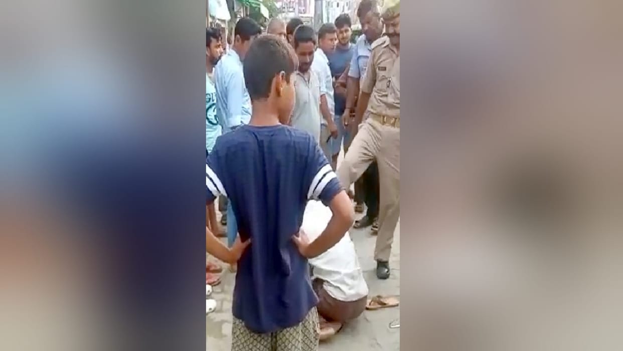 A youth repeatedly apologized to the soldier but he was beaten up with shoes in Bijnor