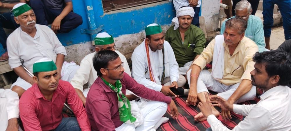 Hathras: Farmers sitting on dharna against bank manager