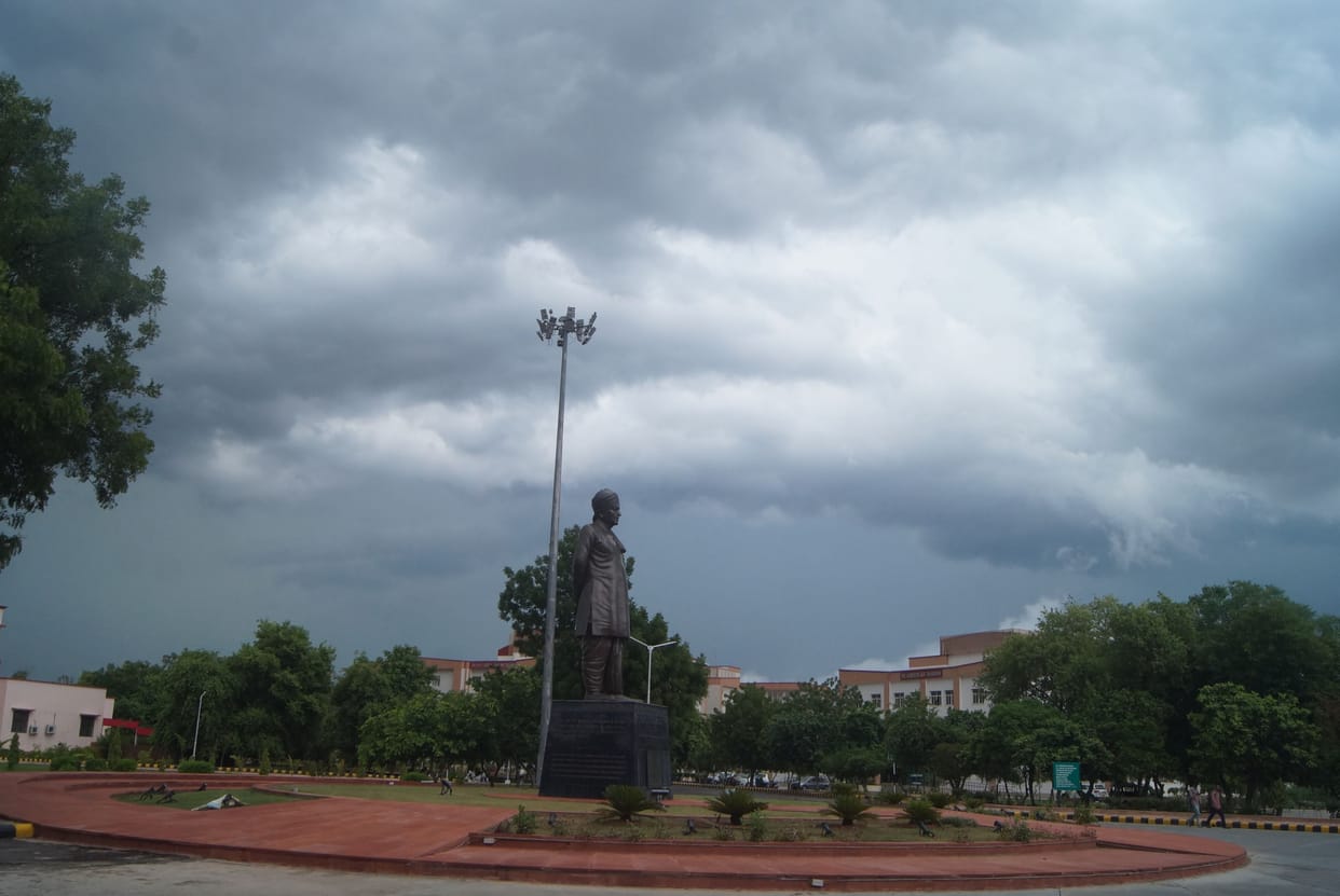 The weather became pleasant due to drizzle in the city, the temperature dropped by three degrees