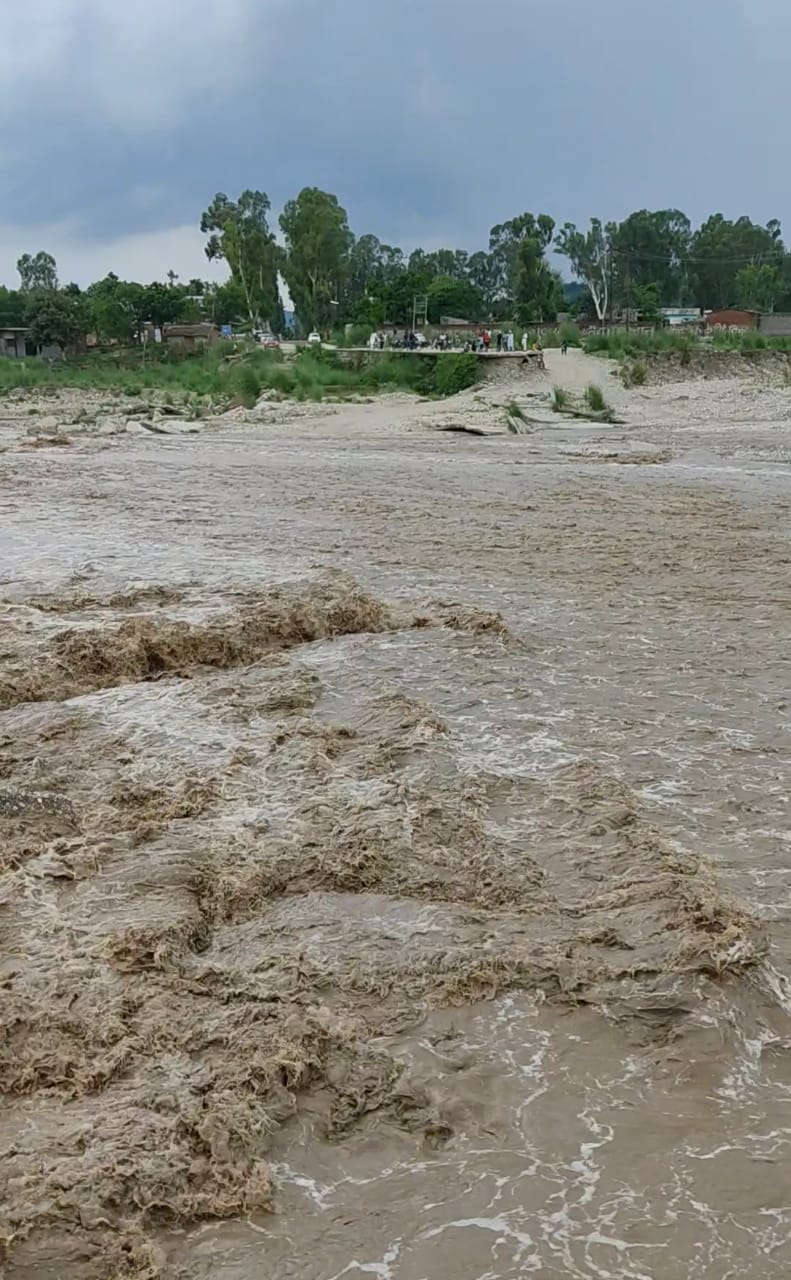 Water came in Shakambhari river, devotees stuck in Siddhapeeth for hours