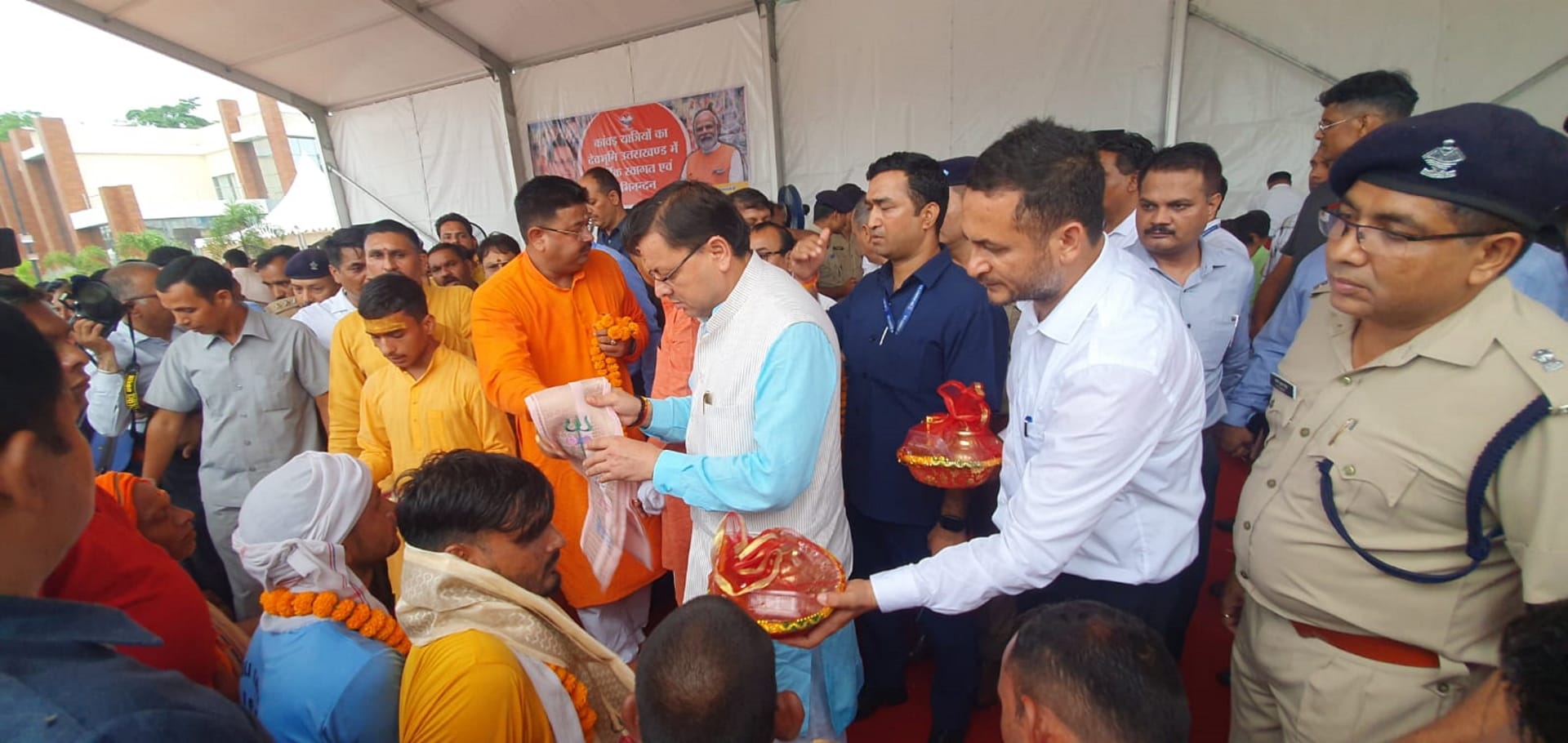 Kanwar Yatra 2022: CM Pushkar singh dhami welcome Kanwaria in Haridwar today