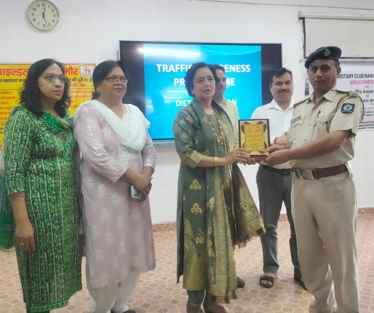 pay thanks if police cut your chalan said dsp minakshi
